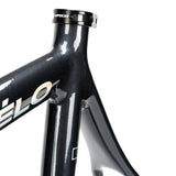 Side view of XFIXXI VÉLO Pursuit head tube with smooth welds and T800 carbon fork