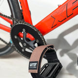 Urban cyclist riding with XFIXXI VITE pedal straps