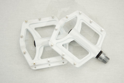 bike pedals white Wellgo FG-1 Magnesium Large Platform Pedal (Red / White)